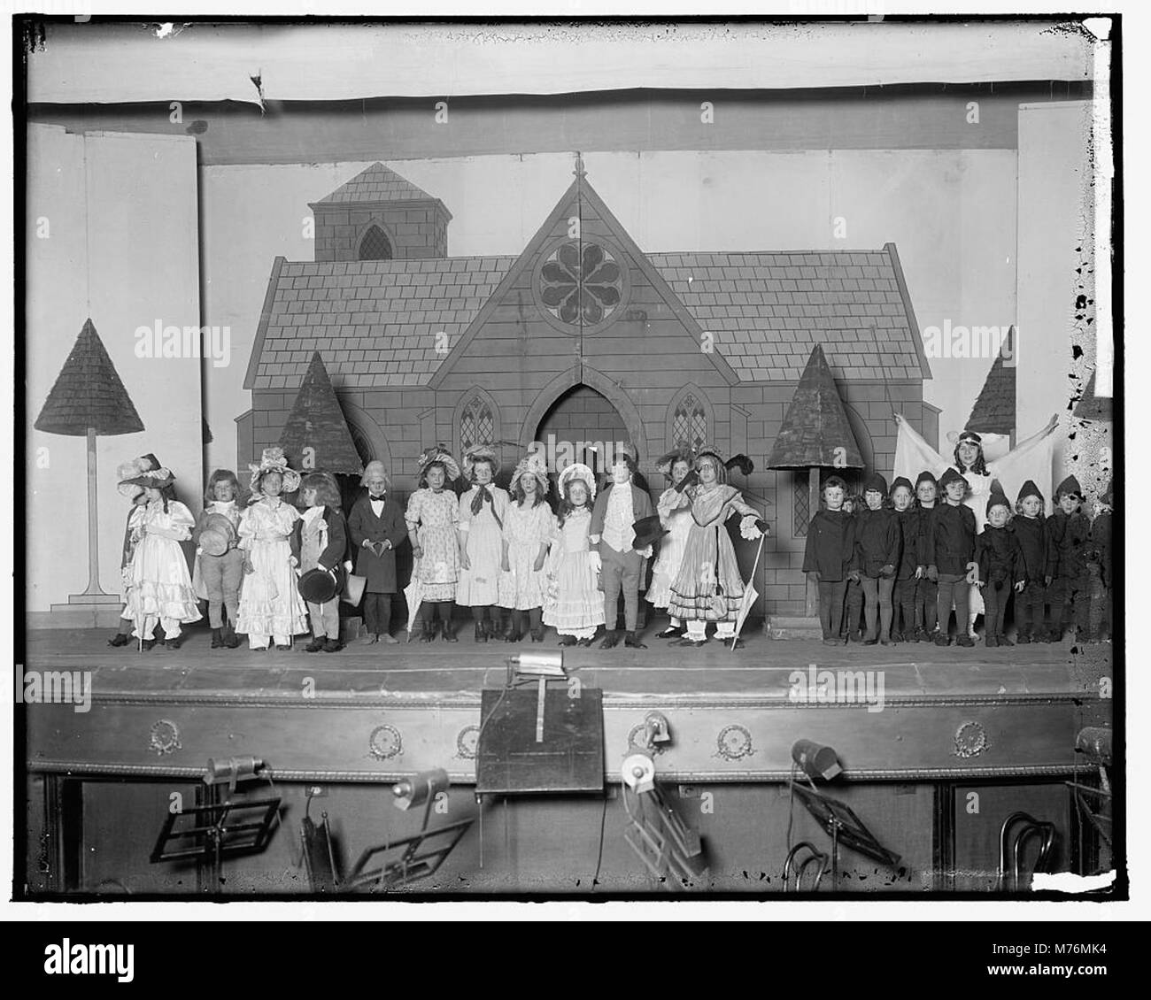 Un gioco per bambini su un gruppo di vecchie bambole che vivono in una casa delle bambole trascurata, scritto da Frances Hodgson Burnett. Foto Stock