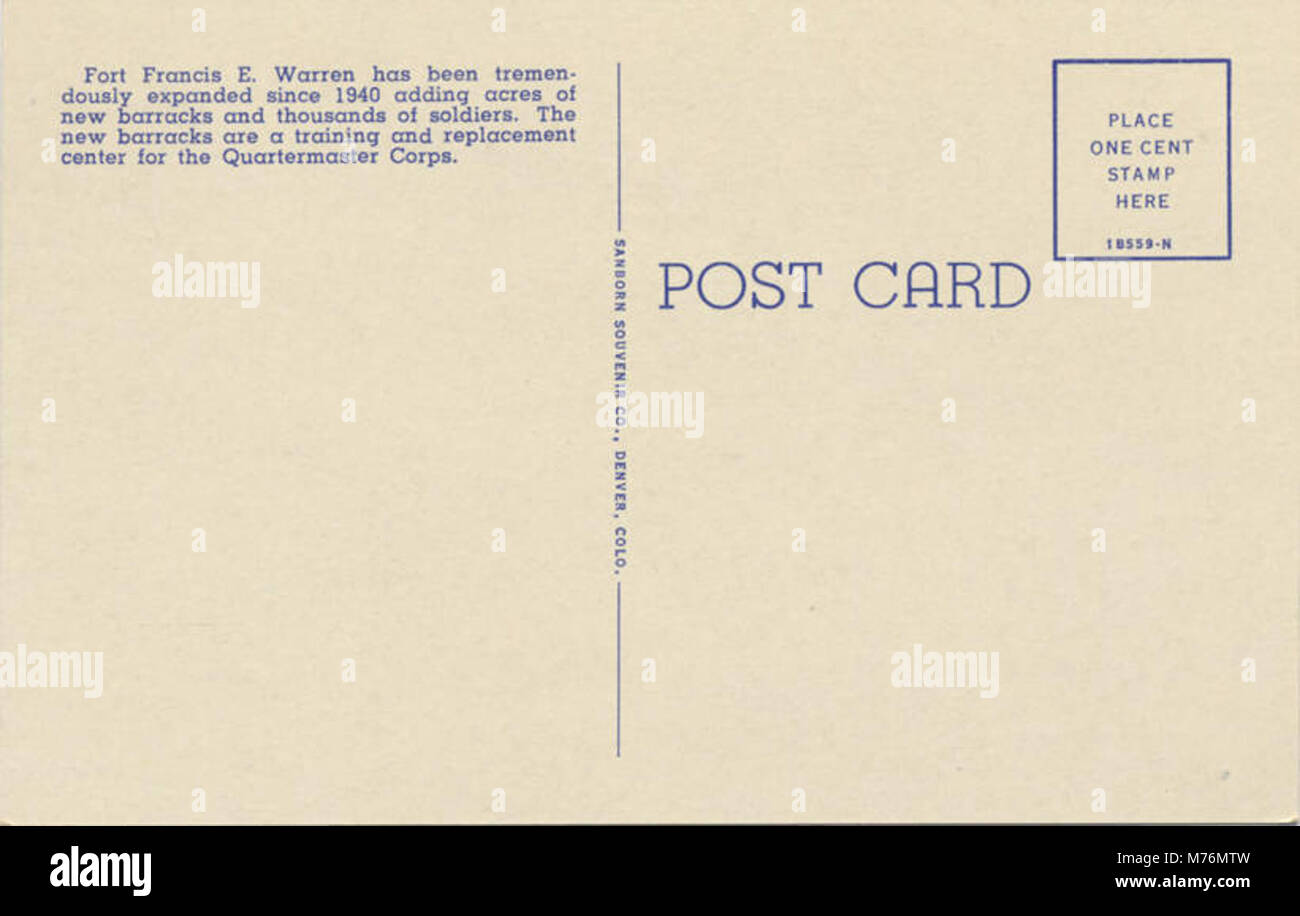 Questa fotografia raffigura la sezione principale della caserma di Fort Francis E. Warren, un'installazione militare. Offre uno sguardo sulla storica architettura militare e sulle strutture utilizzate dai soldati di stanza lì. Foto Stock
