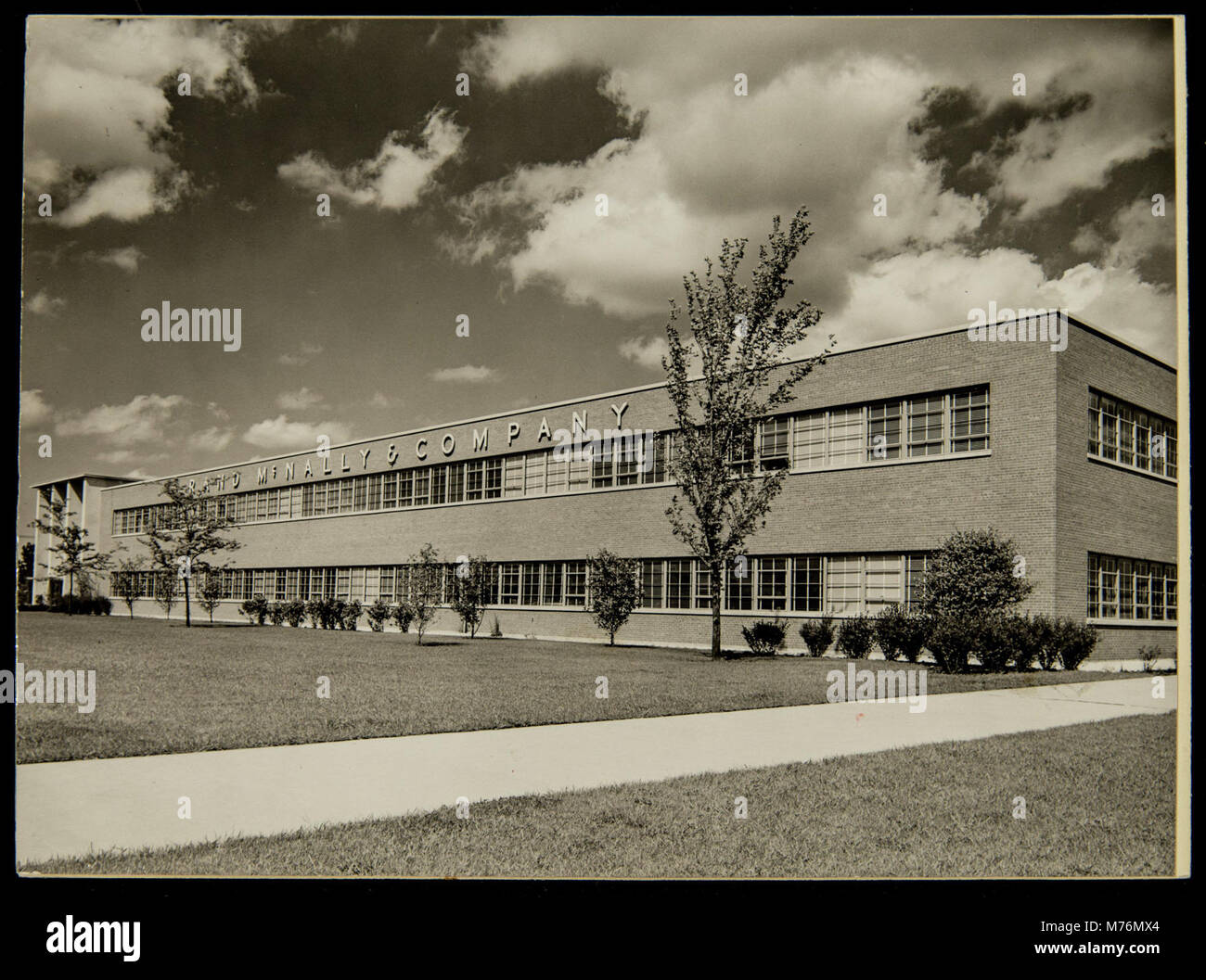 Un'immagine delle strutture della Rand McNally a Skokie, Illinois, che cattura l'edificio e il suo ruolo nella produzione di mappe, atlanti e materiali geografici. Foto Stock Un'immagine delle strutture della Rand McNally a Skokie, Illinois, che cattura l'edificio e il suo ruolo nella produzione di mappe, atlanti e materiali geografici. Foto Stock