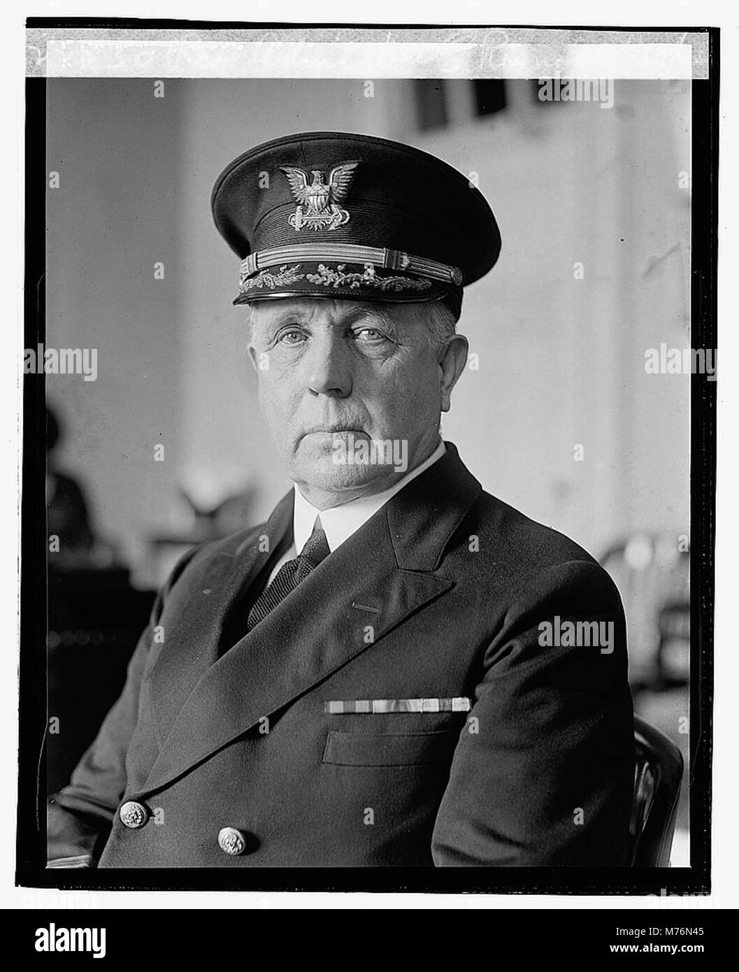 Un ritratto formale del contrammiraglio William E. Reynolds, un distinto ufficiale della Marina degli Stati Uniti, catturato il 25 gennaio 1923. Foto Stock