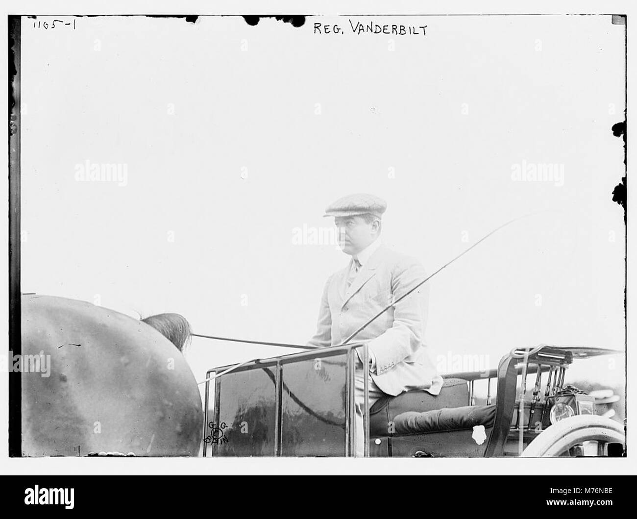 Questa immagine mostra Reg. Vanderbilt seduto sul sedile del conducente di una carrozza trainata da cavalli. La fotografia evidenzia il suo ruolo in un'epoca in cui tali carrozze erano comuni per il trasporto. Foto Stock