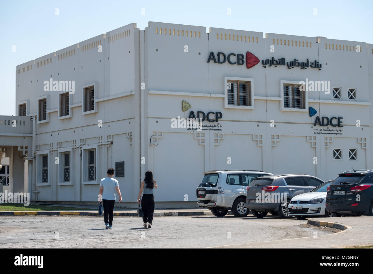 Giovane visita ad Abu Dhabi Commercial Bank (ADCB) Abu Dhabi proprietà commerciale (ADCP) Edificio Musaffah Foto Stock