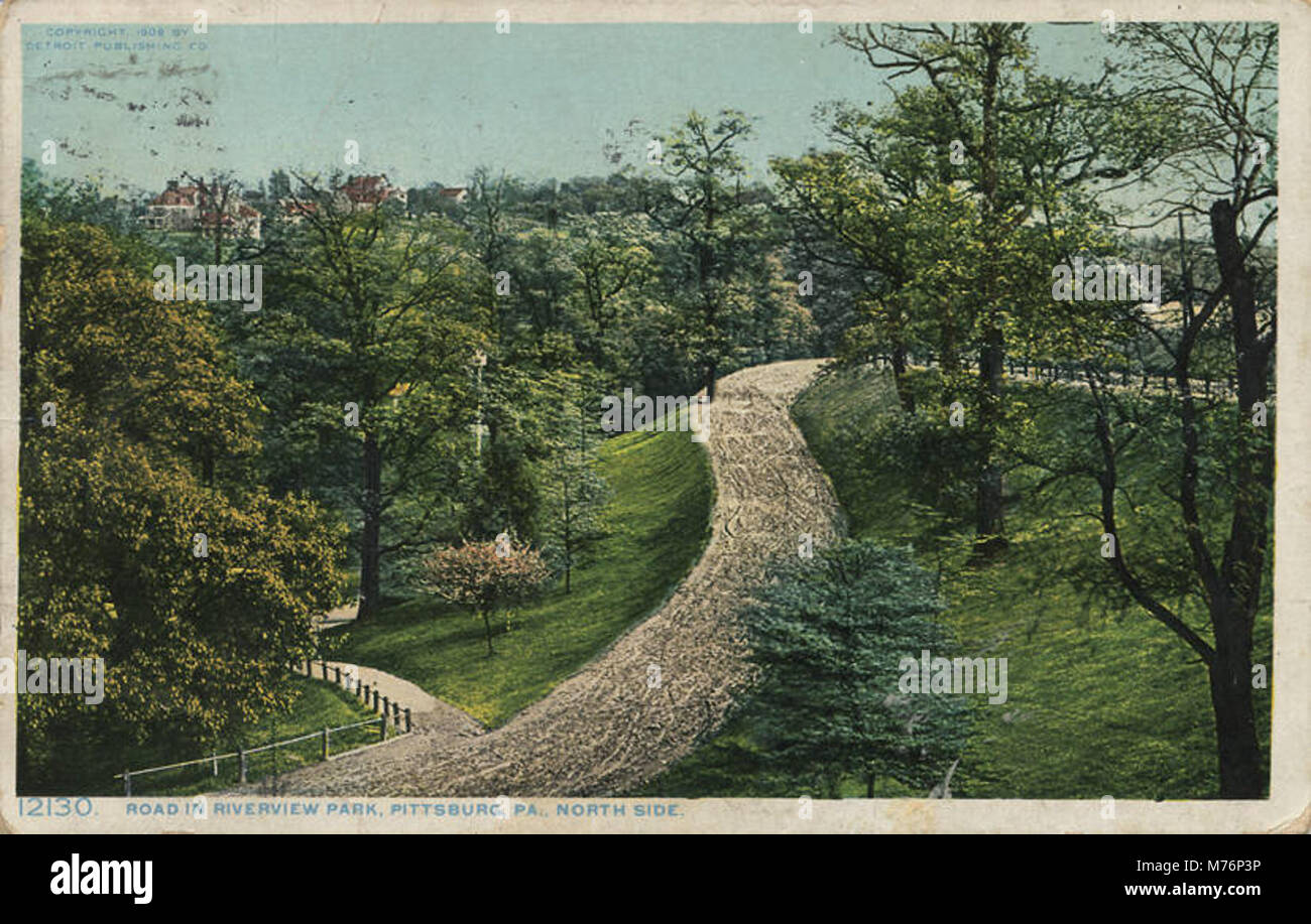 Una vista panoramica di una strada nel Riverview Park, situato nel lato nord di Pittsburgh, Pennsylvania, che mette in risalto la bellezza naturale e lo spazio ricreativo del parco. Foto Stock