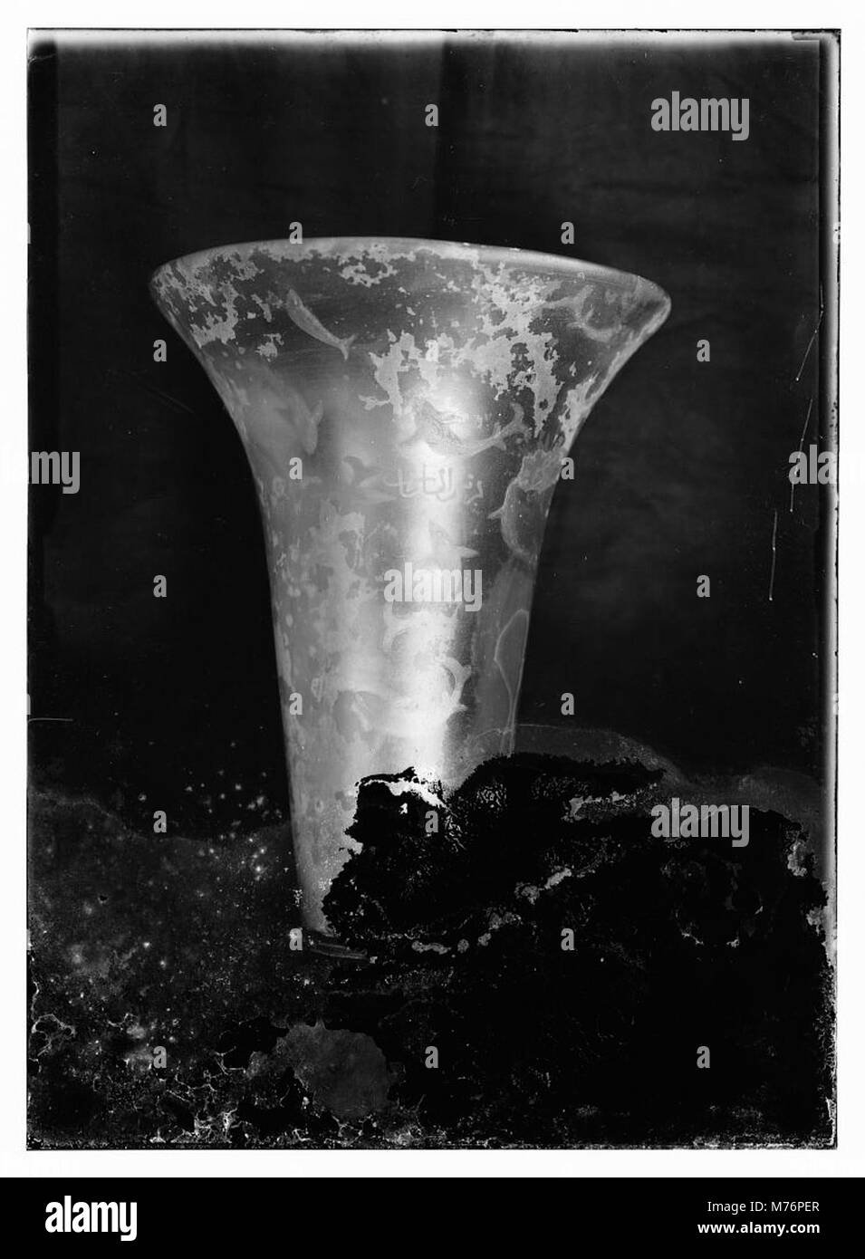 Questa immagine mostra repliche di prezioso vetro romano, che mostrano l'abilità e l'artigianato degli antichi artigiani nella lavorazione del vetro. Foto Stock