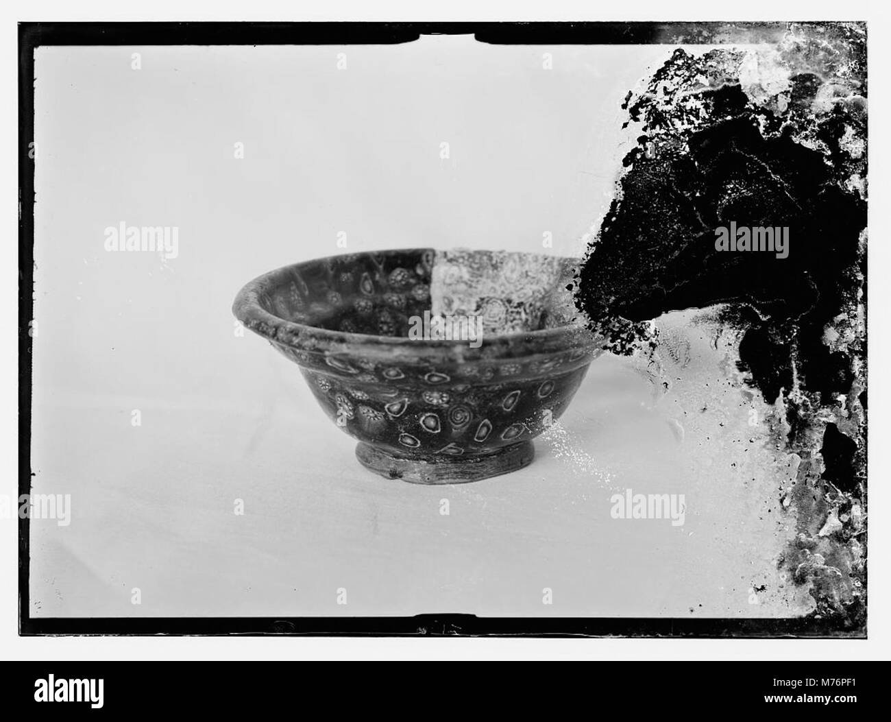 Questa immagine mostra copie di prezioso vetro romano, evidenziando l'artigianato e il significato storico dell'antica lavorazione del vetro. Foto Stock