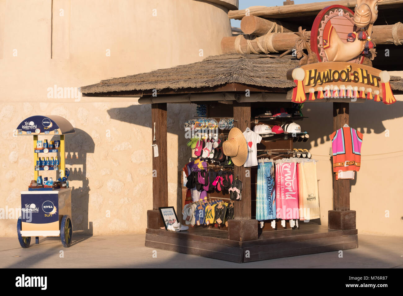 Hamlool il rifugio è un piccolo negozio / kiosk presso l'entrata di Yas waterworld, vendita di asciugamani e altre cose di nuoto Foto Stock