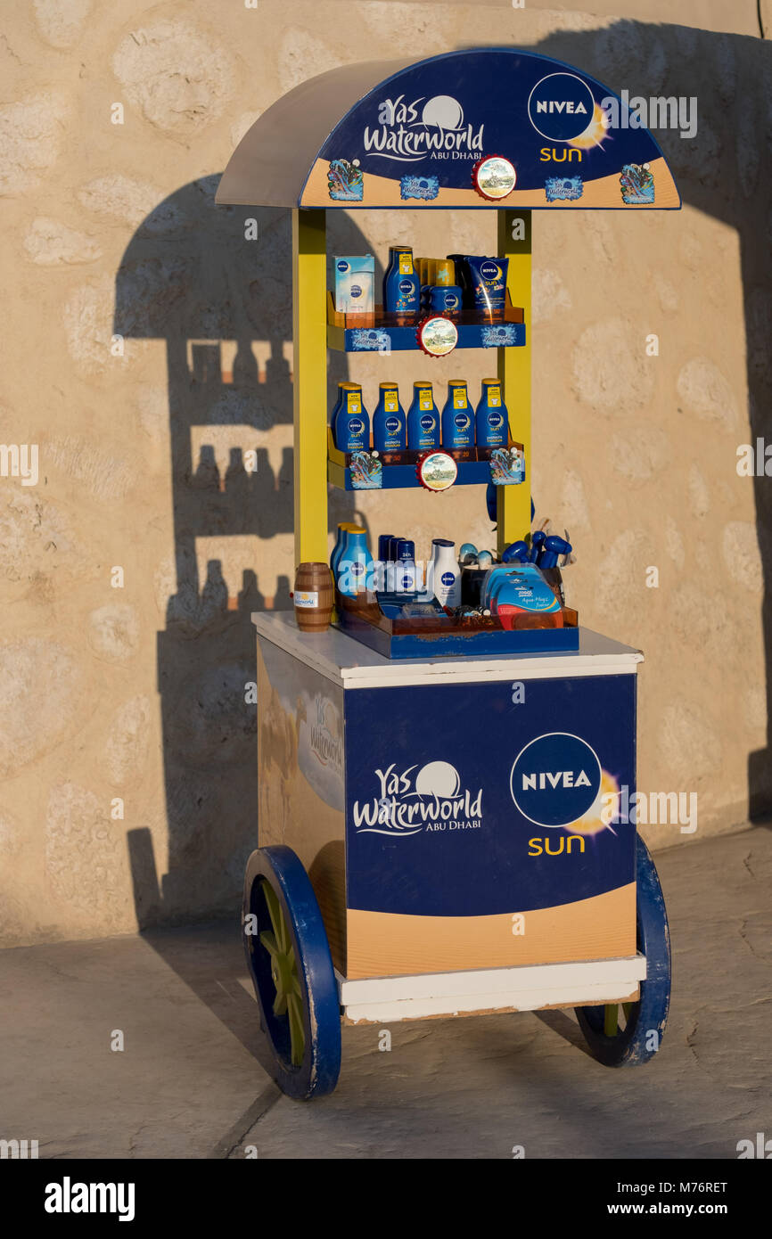 Nivea punto vendita Shop Display con le ruote nella parte anteriore di Yas waterworld entrata. Foto Stock