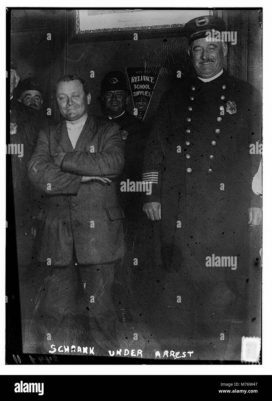 Una fotografia che mostra Schrank in arresto, che cattura un momento chiave in questo incidente storico. Foto Stock