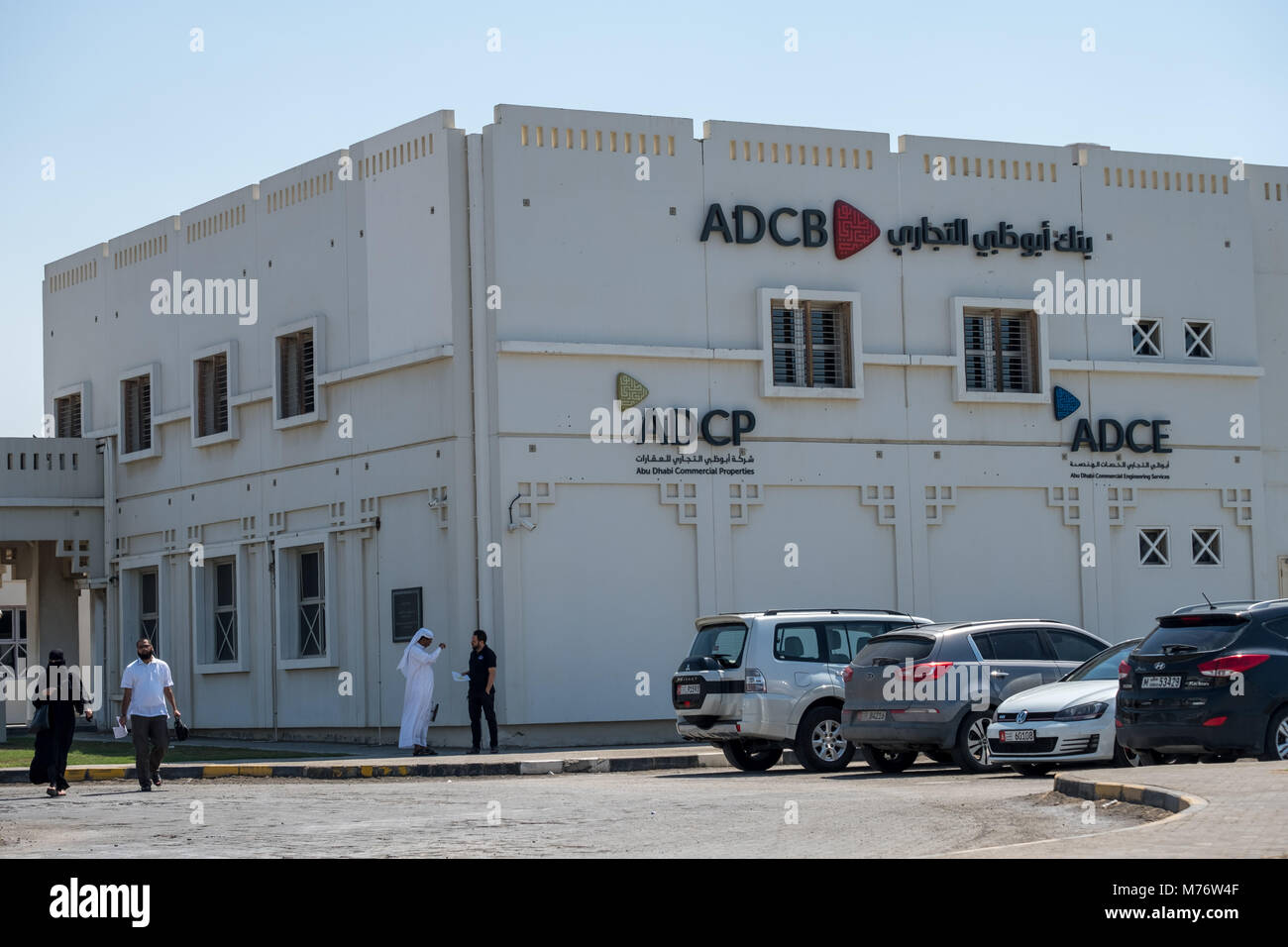 Giovane visita ad Abu Dhabi Commercial Bank (ADCB) Abu Dhabi proprietà commerciale (ADCP) Edificio Musaffah Foto Stock
