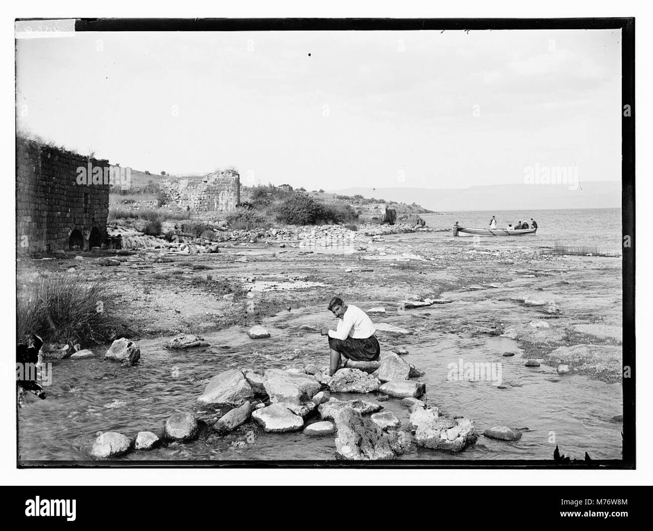 Una vista serena del Mare di Galilea, un importante sito storico e religioso situato in Israele. Il Mar di Galilea è stato un luogo significativo per vari eventi religiosi e narrazioni storiche. Foto Stock