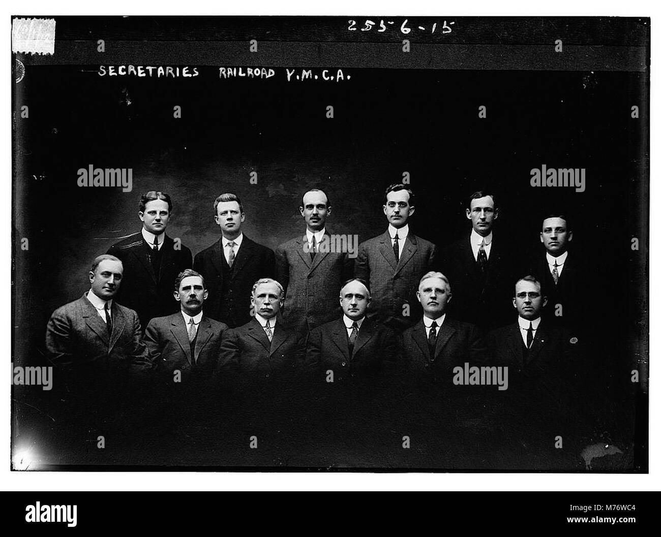 Immagine storica del Secys R.R., che mostra un legame con la Y.M.C.A. questa foto fornisce uno sguardo alle organizzazioni sociali americane dei primi anni del XX secolo e al loro coinvolgimento nella vita della comunità. Foto Stock