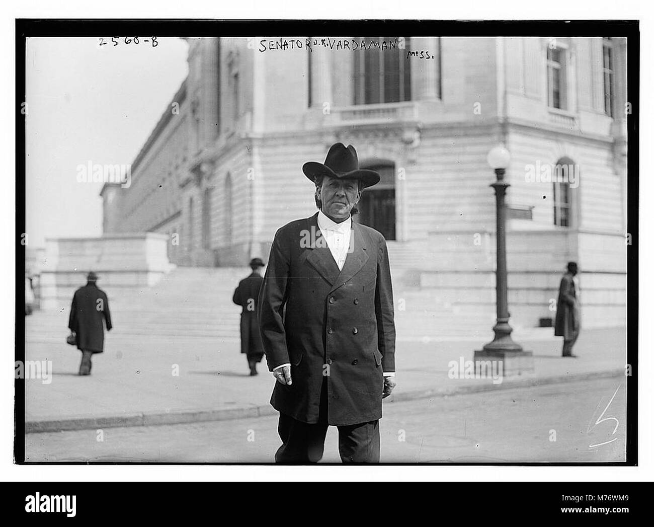 Il senatore James K. Vardaman del Mississippi, noto per il suo ruolo nella politica degli Stati Uniti all'inizio del XX secolo, in particolare per la sua posizione controversa sulla razza e la segregazione. Foto Stock