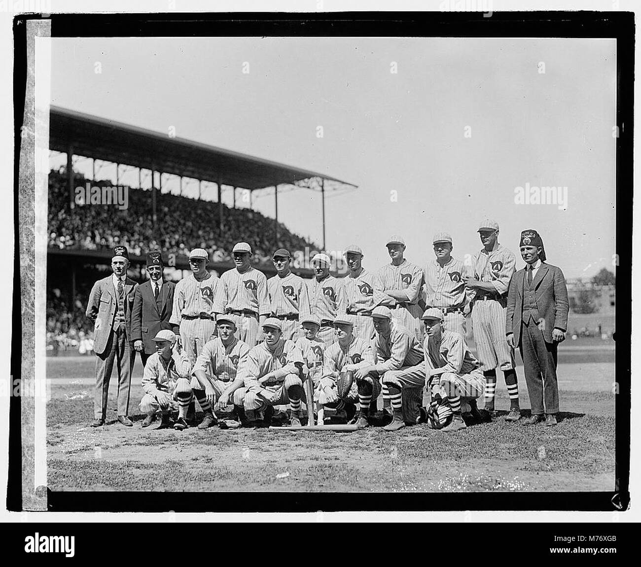 Il gioco di palla al Santuario, tenutosi il 30 maggio 1922, è un evento storico catturato in questa immagine. Il gioco prevedeva probabilmente una significativa competizione locale o regionale, con squadre che parteciparono per il riconoscimento della comunità. Foto Stock