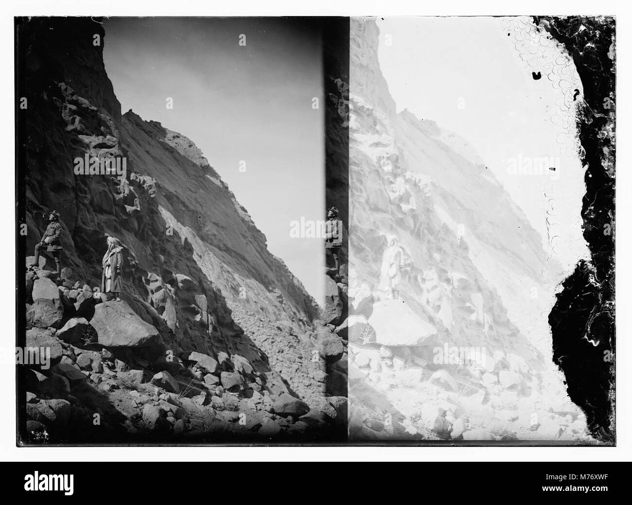 Una fotografia che mostra una vista del Sinai, catturando il suo paesaggio desertico e le sue caratteristiche naturali. L'immagine evidenzia il terreno accidentato e il significato geografico della penisola del Sinai. Foto Stock