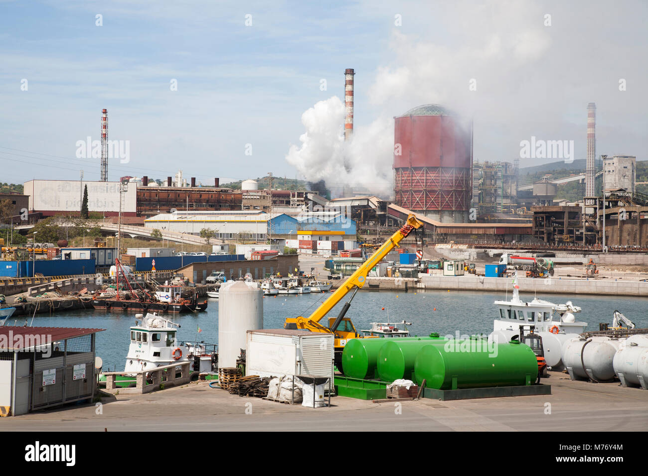 Vista del porto e della zona industriale di Piombino, Toscana, Italia, Europa Foto Stock