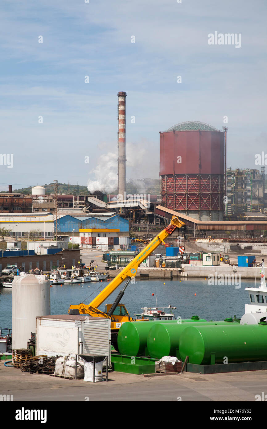 Vista del porto e della zona industriale di Piombino, Toscana, Italia, Europa Foto Stock