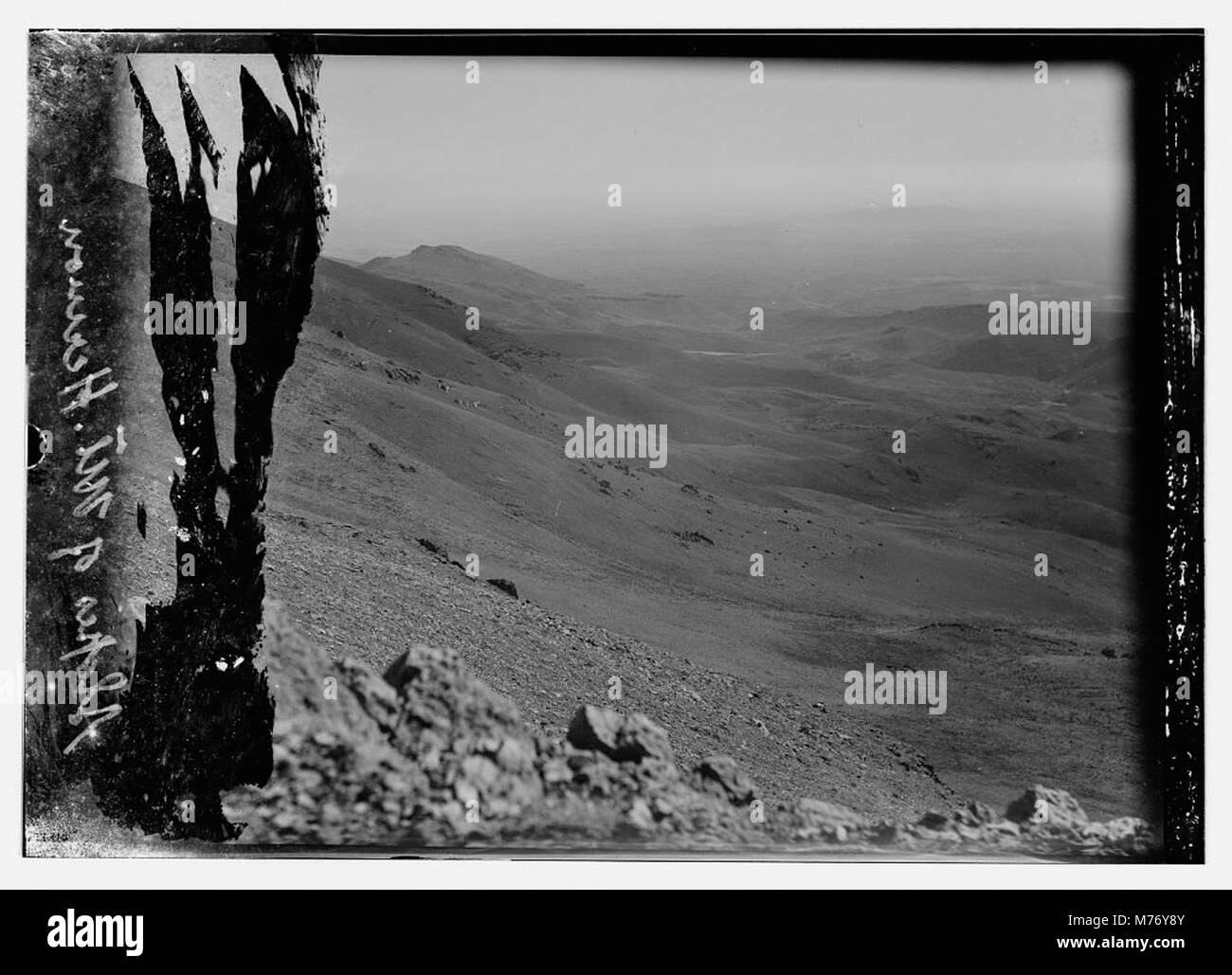 Le pendici del Monte Hermon, situata nel Levante, offre una spettacolare vista panoramica del terreno montuoso. Questa immagine evidenzia la bellezza naturale e il significato geografico della regione. Foto Stock