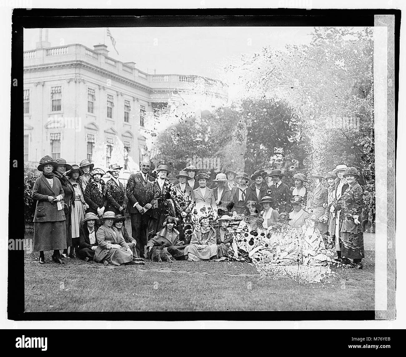 Una foto che raffigura gli operatori dei servizi sociali in un ambiente scolastico, scattata il 2 febbraio 1921, che mostra il loro ruolo nel sostenere l'istruzione e il benessere della comunità. Foto Stock