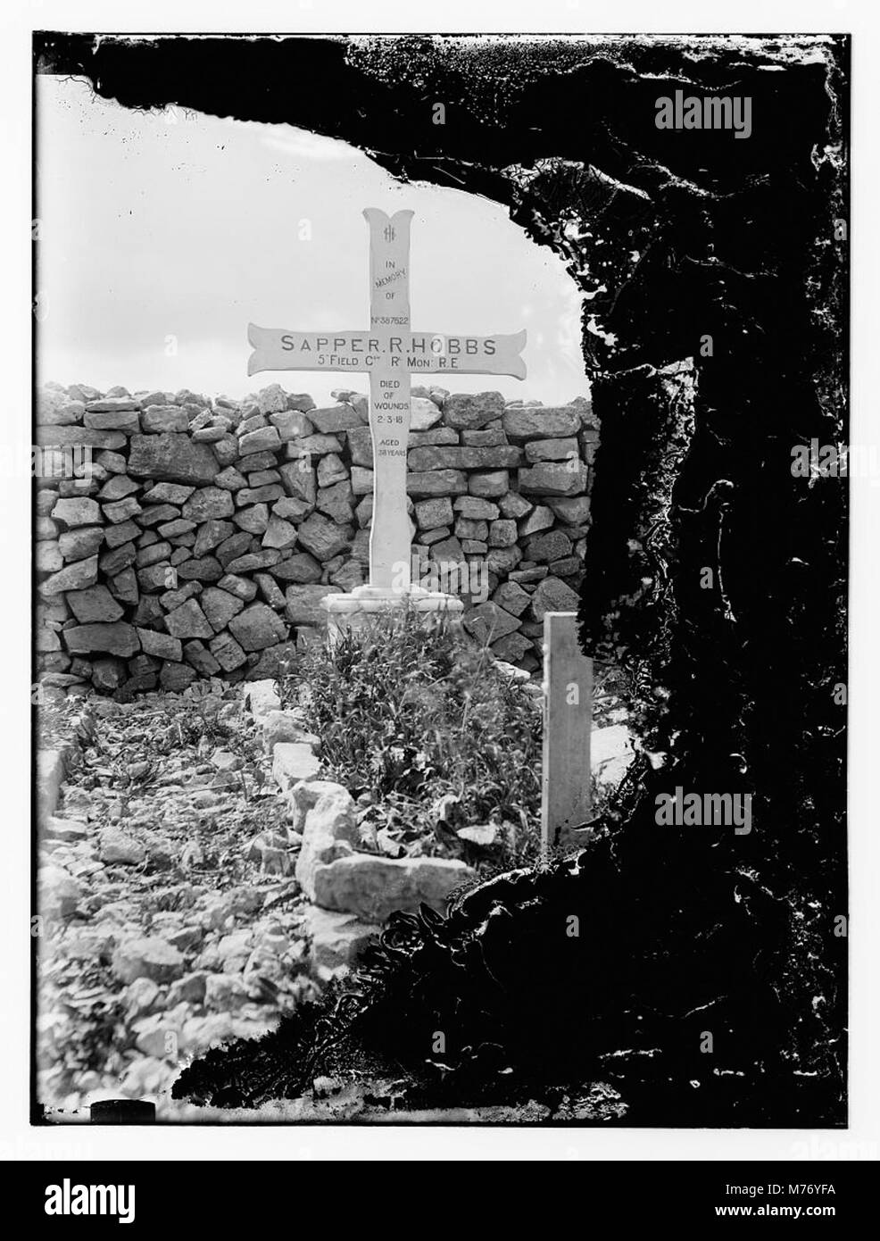 La tomba di Sapper R. Hobbs, un soldato, probabilmente di un conflitto storico, che segna il sito di un soldato caduto. La fotografia riflette il solenne ricordo del servizio militare. Foto Stock