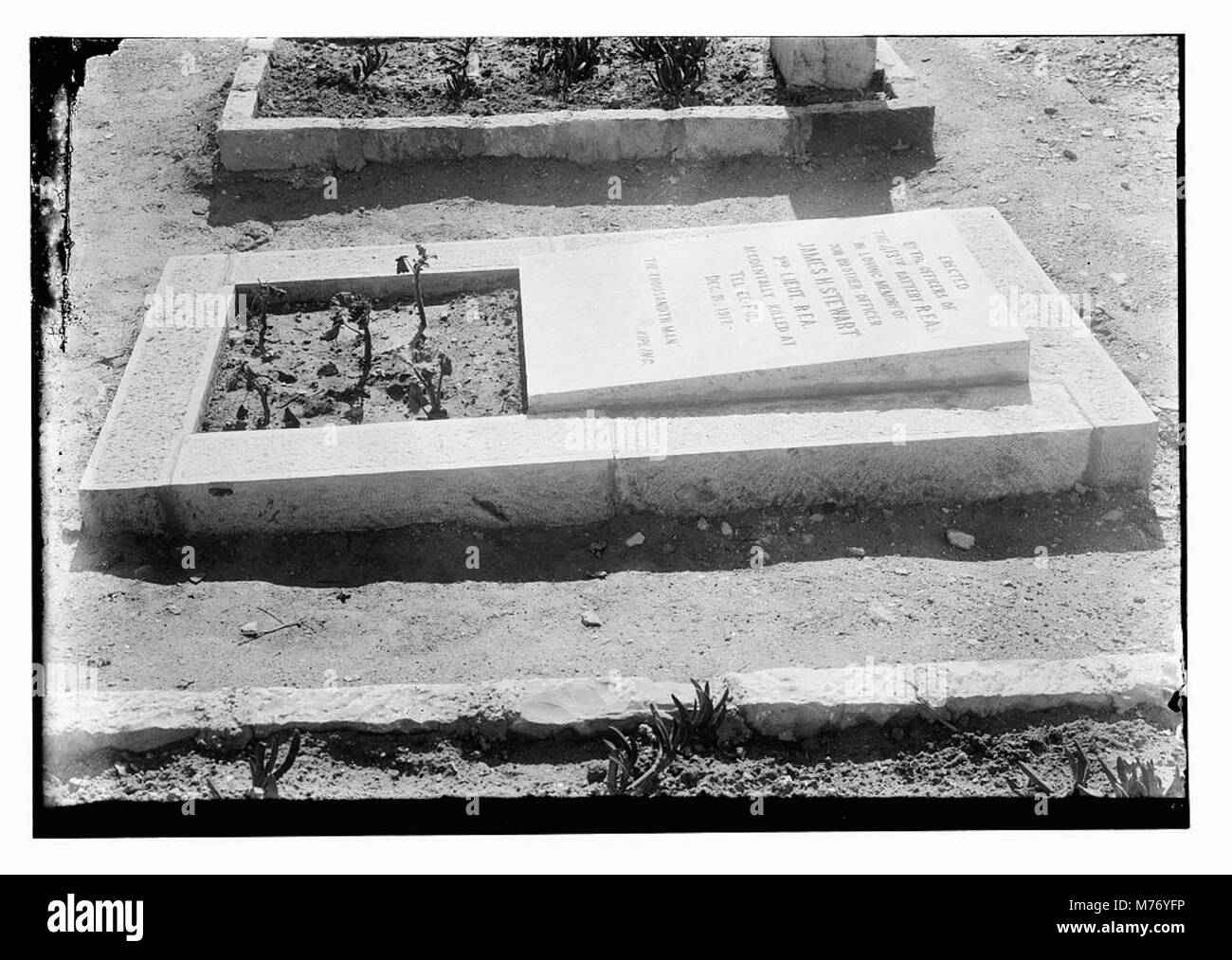Una fotografia delle tombe dei soldati, probabilmente di un cimitero militare storico, che cattura la solennità e il ricordo di coloro che hanno servito. Foto Stock