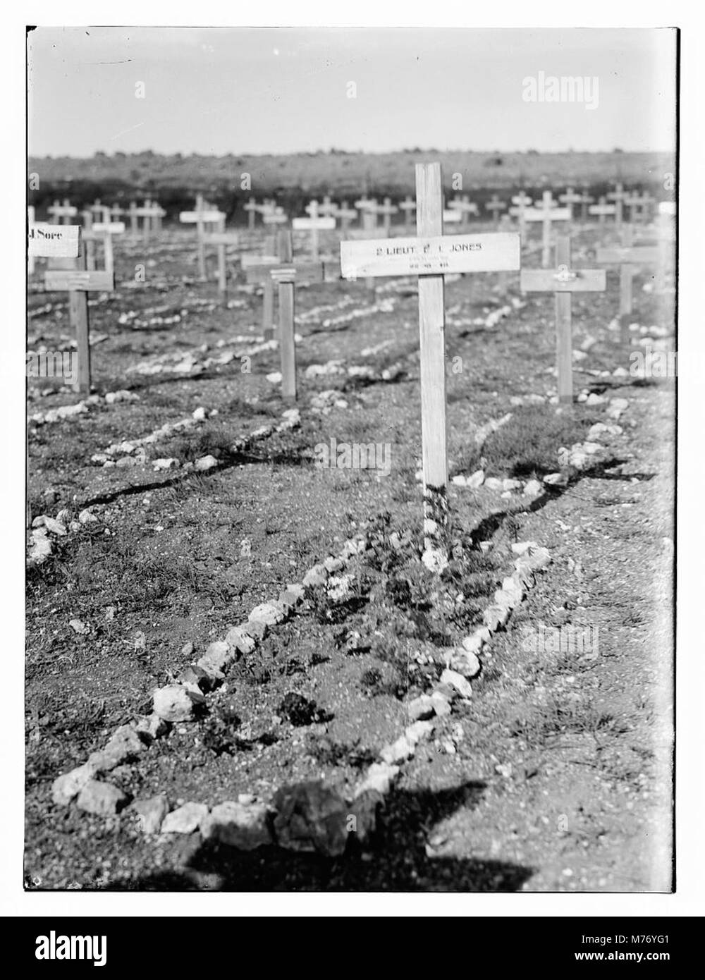 Questa fotografia raffigura le tombe dei soldati, che segnano i luoghi di riposo degli individui che hanno prestato servizio in conflitti militari, riflettendo i loro sacrifici e contributi. Foto Stock