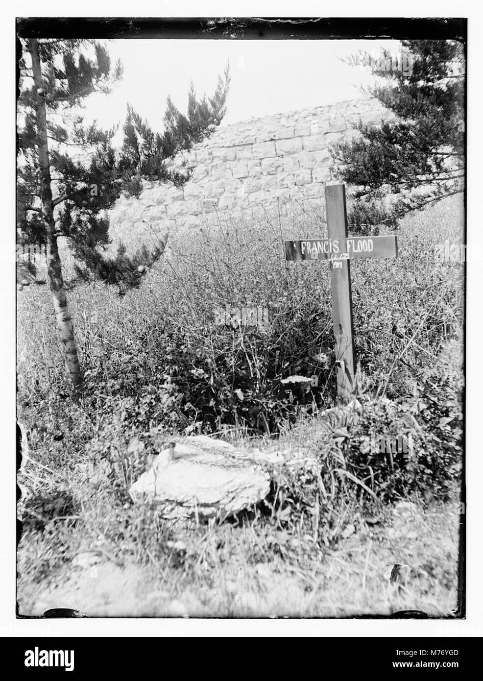Questa immagine raffigura una scena solenne delle tombe dei soldati, probabilmente provenienti da un cimitero militare. Mette in evidenza i sacrifici fatti dai soldati e i memoriali dedicati a onorare il loro servizio e le vite perse durante il conflitto. Foto Stock
