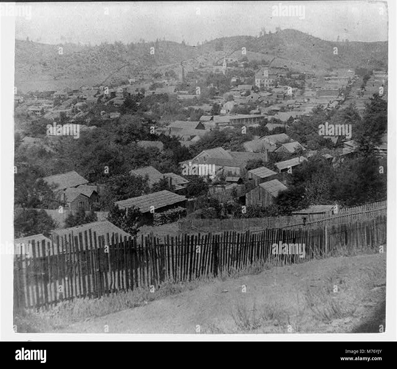 Una fotografia panoramica che mostra Sonora, situata nella contea di Tuolumne, California, da una prospettiva meridionale, che mostra il suo paesaggio e l'architettura. Foto Stock