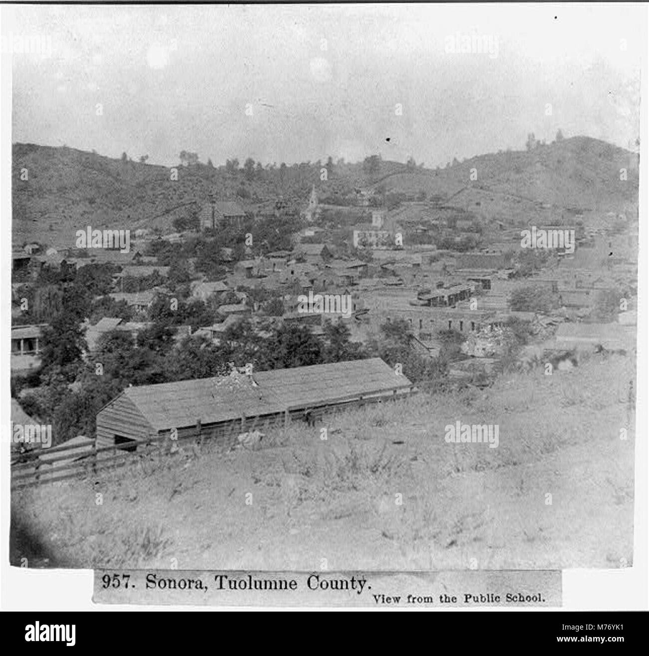 Una vista di Sonora, situata nella contea di Tuolumne, dalla scuola pubblica, che cattura il paesaggio panoramico e la struttura della città. Foto Stock