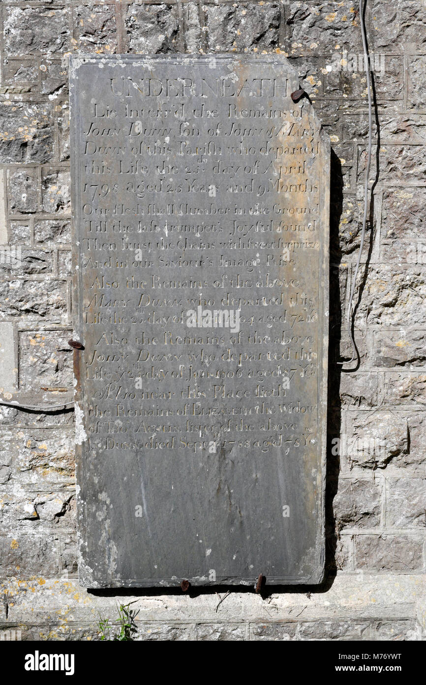 L'ardesia lapide sulla parte esterna della St Rhidian e St Illtyd chiesa a Llanrhidian sulla Penisola di Gower in Galles. Foto Stock