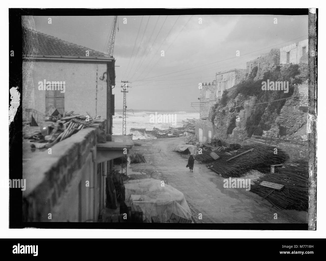 Questa immagine raffigura una violenta tempesta sulla città portuale di Jaffa, con nuvole scure e acque turbolente. La tempesta mette in evidenza il potere della natura che colpisce la regione costiera, spesso associata a fenomeni meteorologici drammatici. Foto Stock