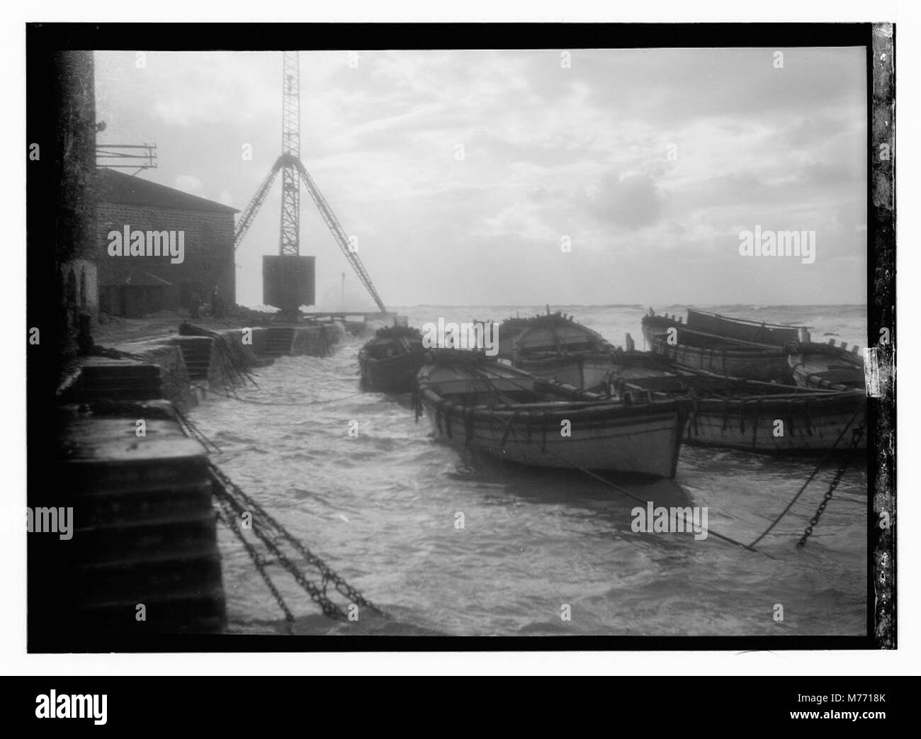 Una fotografia che cattura una potente tempesta su Jaffa, che illustra l'intensità del tempo e il paesaggio spettacolare della regione. Foto Stock