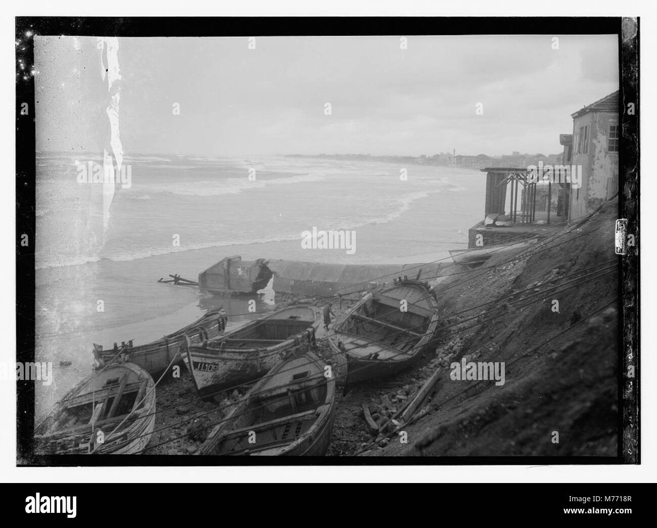 Questa fotografia spettacolare cattura una tempesta a Jaffa, un'antica città portuale in Israele, che mostra il turbolento clima e il suo impatto sul paesaggio costiero. Foto Stock