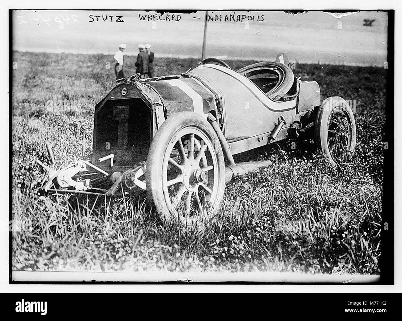 Questa immagine mostra un'automobile Stutz naufragata a Indianapolis. L'auto, un prodotto del produttore americano di automobili di lusso Stutz, è stata coinvolta in un grave incidente, catturando un momento dell'evento. Foto Stock