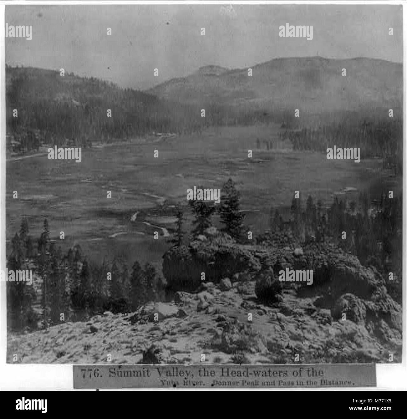 Vista della Summit Valley con le sorgenti del fiume Yuba e Donner Peak in lontananza, che mostra il paesaggio panoramico delle montagne della Sierra Nevada della California. Foto Stock