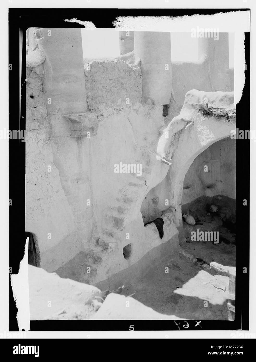 Soggetti supplementari di Palmyra. Impegnato colonne nelle moderne case di fango matpc LOC.13952 Foto Stock