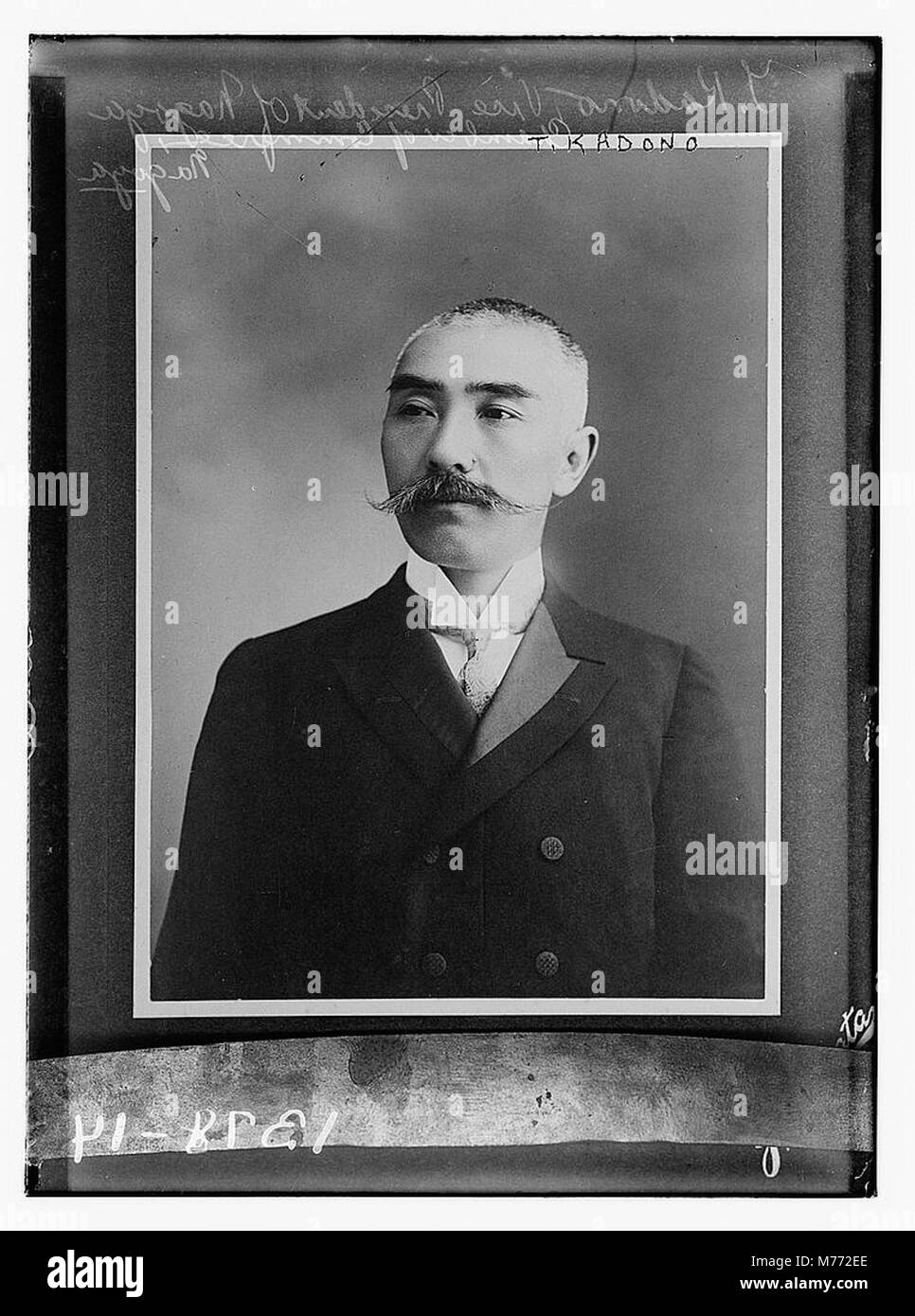 Questo ritratto raffigura T. Kadono, il vicepresidente della camera di commercio di Nagoya a Nagoya, in Giappone. Il suo ruolo riflette il suo coinvolgimento nella comunità imprenditoriale locale e negli affari economici durante il suo mandato. Foto Stock