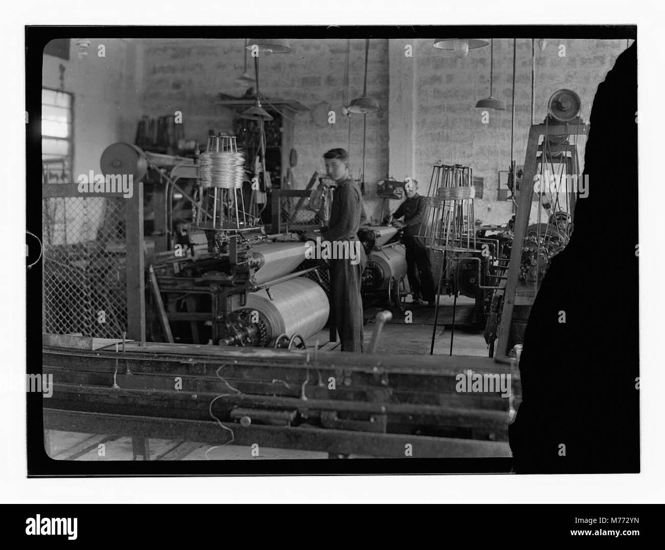 Questa immagine raffigura varie industrie a Tel Aviv, Israele, evidenziando il ruolo della città come centro economico chiave. Tel Aviv ha una base industriale diversificata, che va dalla tecnologia e produzione al commercio e al commercio. Le industrie mostrate riflettono il suo sviluppo come metropoli moderna. Foto Stock