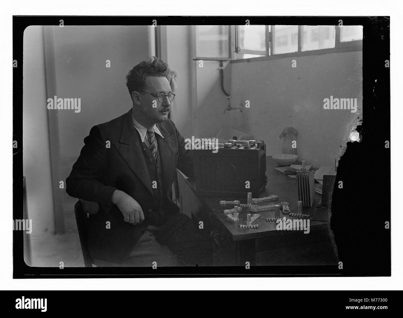 Una fotografia che mostra lo sviluppo industriale di Tel Aviv, evidenziando la crescita di vari settori della città. Fornisce uno sguardo alle prime fasi dell'industrializzazione in Israele durante l'inizio del XX secolo. Foto Stock