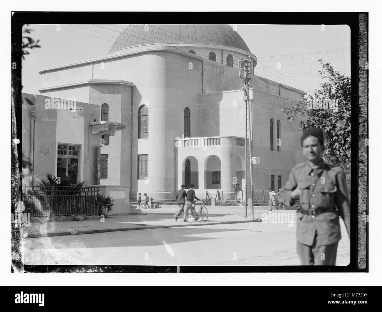 Una fotografia che cattura il vibrante paesaggio urbano di Tel Aviv, Israele, conosciuta per la sua architettura moderna, il significato culturale e i siti storici. Foto Stock