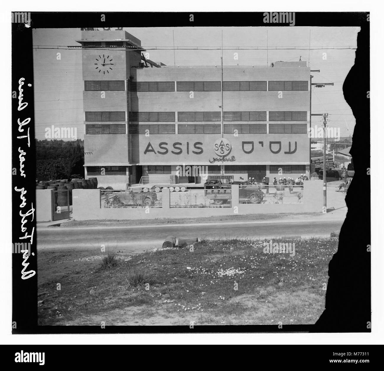 Una fotografia di Tel Aviv, Israele, che mostra il suo moderno paesaggio urbano. L'immagine mette in risalto il vivace skyline della città, le strutture architettoniche e le vivaci strade, riflettendo la natura dinamica di questa importante città mediterranea. Foto Stock