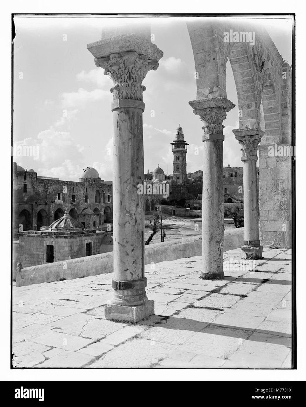 Questa immagine mostra l'area del Tempio di Gerusalemme con una vista della Torre di Antonia attraverso un arco, sottolineando l'antica architettura e il significato storico della zona. Foto Stock