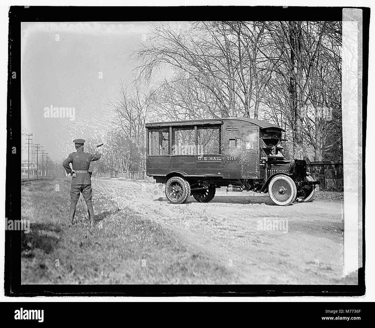 Test del nuovo camion blindato del Post Office Department a Fort Meyer oggi. Le finestre e le protezioni del vento sono a prova di proiettile di vetro. Questa foto snaped (sic) al momento dell'urto, LOC npcc.05468 Foto Stock