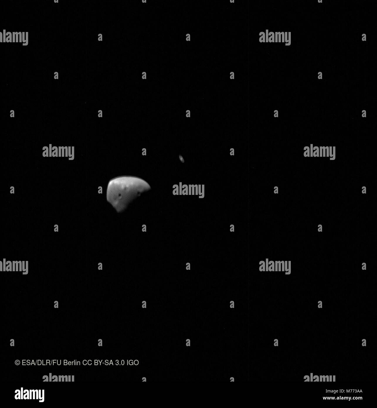 Deimos e Saturno ESA390754 Foto Stock