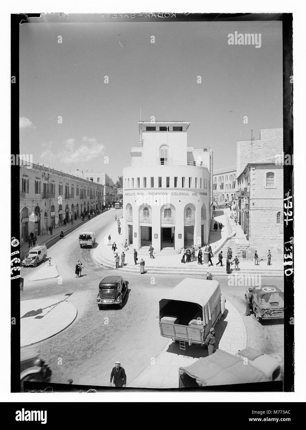 Una fotografia dell'edificio della Barclay's Bank a Gerusalemme, che cattura la sua architettura storica e il suo ruolo nel paesaggio finanziario della città. Foto Stock