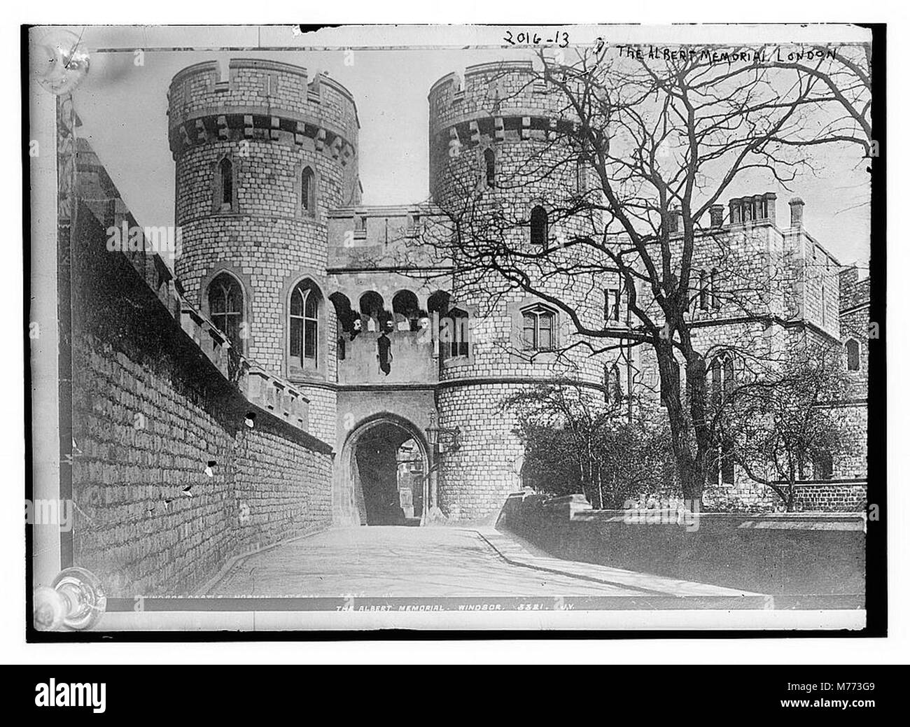 Una fotografia dell'Albert Memorial di Londra, dedicata al Principe Alberto, consorte della Regina Vittoria, che ne evidenzia il significato architettonico e storico. Foto Stock