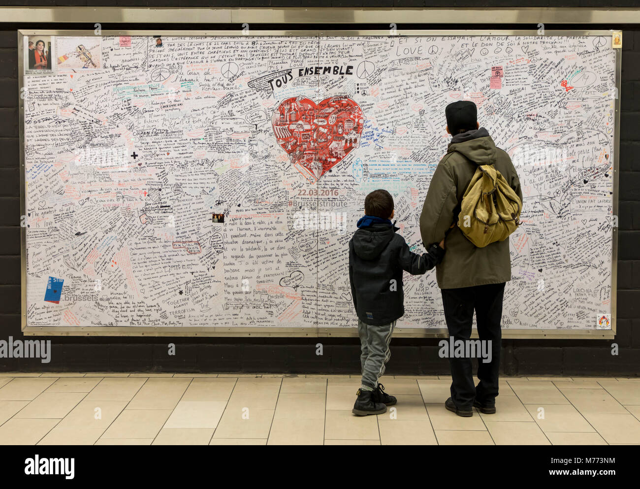 Memorial, una lapide commemorativa per le vittime del terrorismo in metropolitana Maelbeek stazione, Maalbeek, in cui 20 persone sono state uccise in un attentato al 22,0 Foto Stock