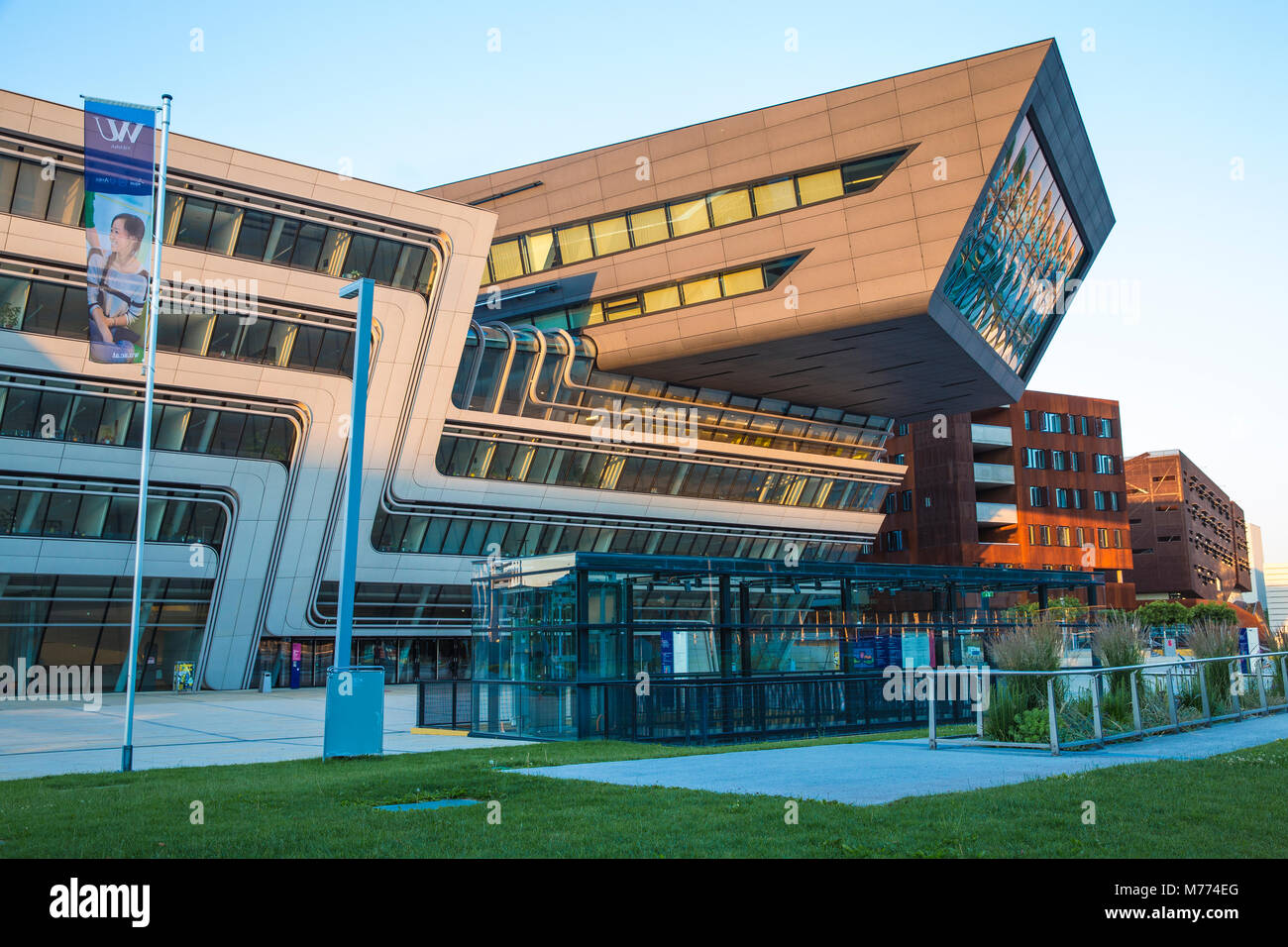 Biblioteca di Vienna Università di Economia e Commercio, progettato da Zaha Hadid, Vienna, Austria, Europa Foto Stock