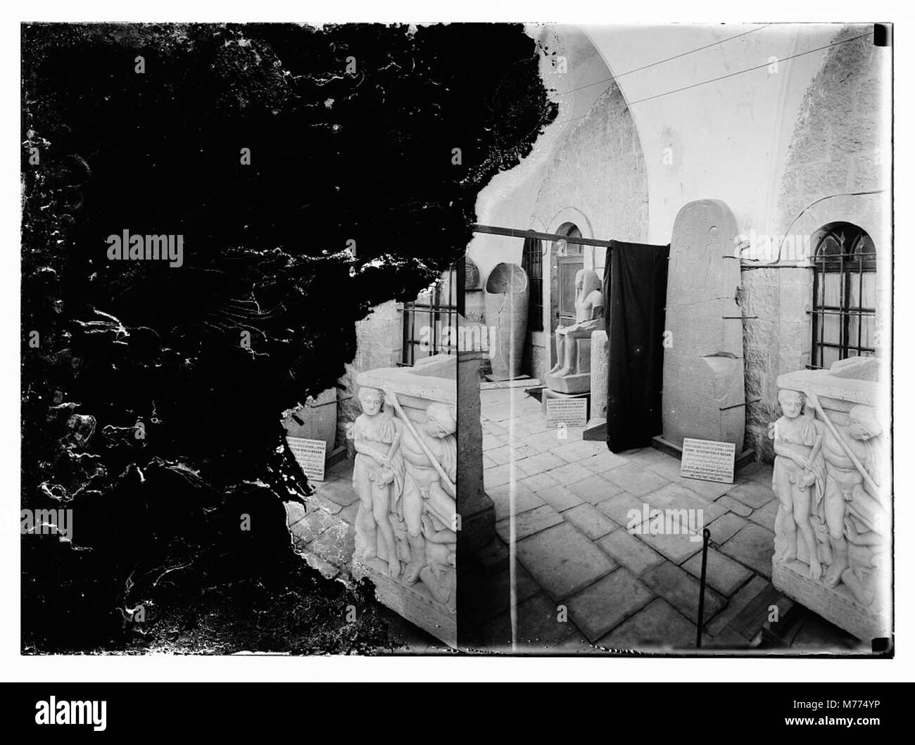 Una fotografia raffigurante l'ex Museo Archeologico della Palestina, che mostra vari manufatti e oggetti storici, che riflettono la ricca storia culturale della regione. Foto Stock