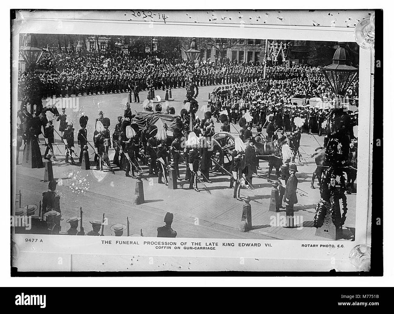 Un'immagine cupa della processione funebre per re Edoardo VII, con la sua bara posta su una carrozza per cannoni, segnando un momento significativo nella storia britannica. Foto Stock