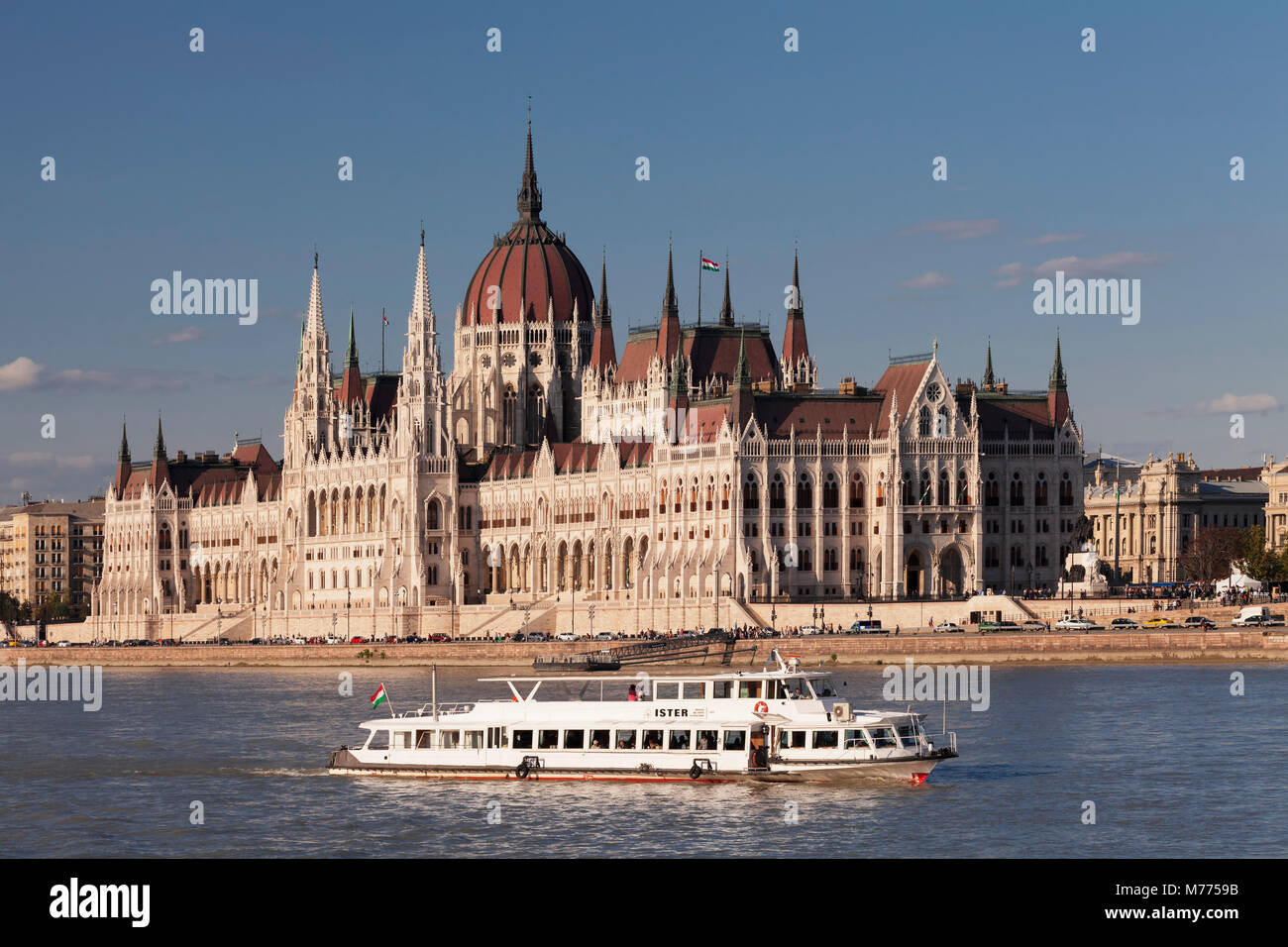 Escursione in barca sul fiume Danubio, l'edificio del Parlamento al tramonto, Sito Patrimonio Mondiale dell'UNESCO, Budapest, Ungheria, Europa Foto Stock